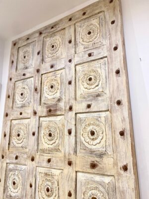 porte décorative avec des clous