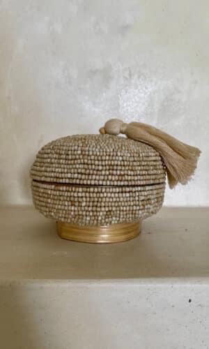 Petite boîte ronde beige avec pompon