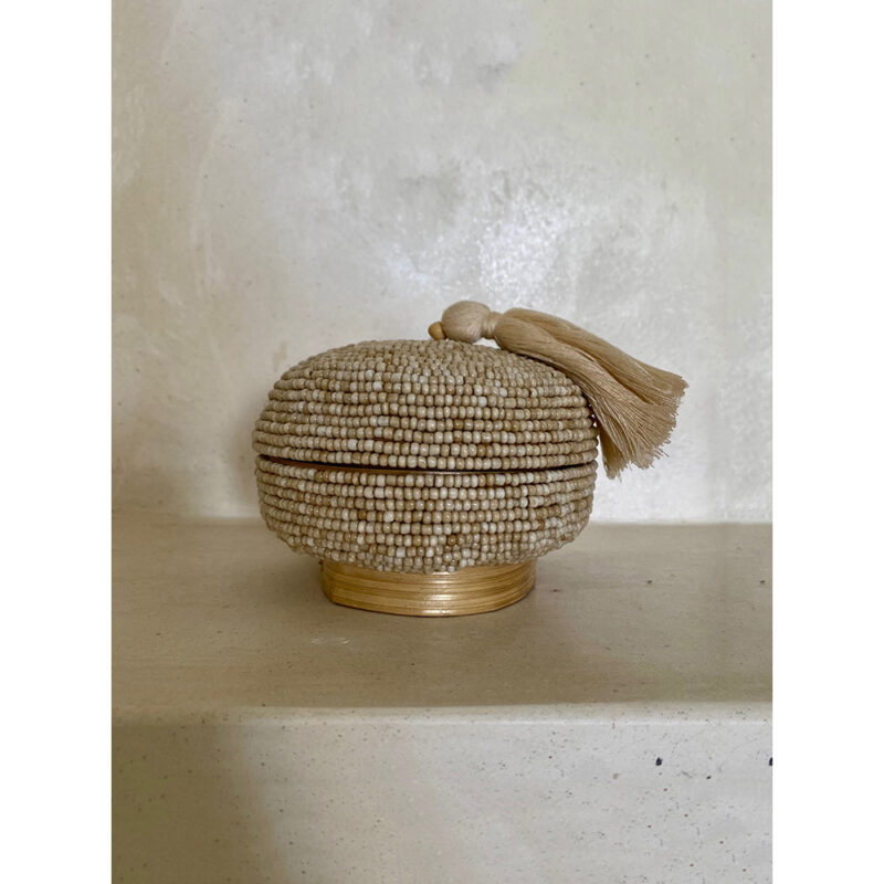 Petite boîte ronde beige avec pompon