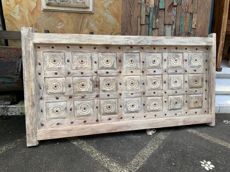 Porte décorative sculptée effet blanchi – Image 5