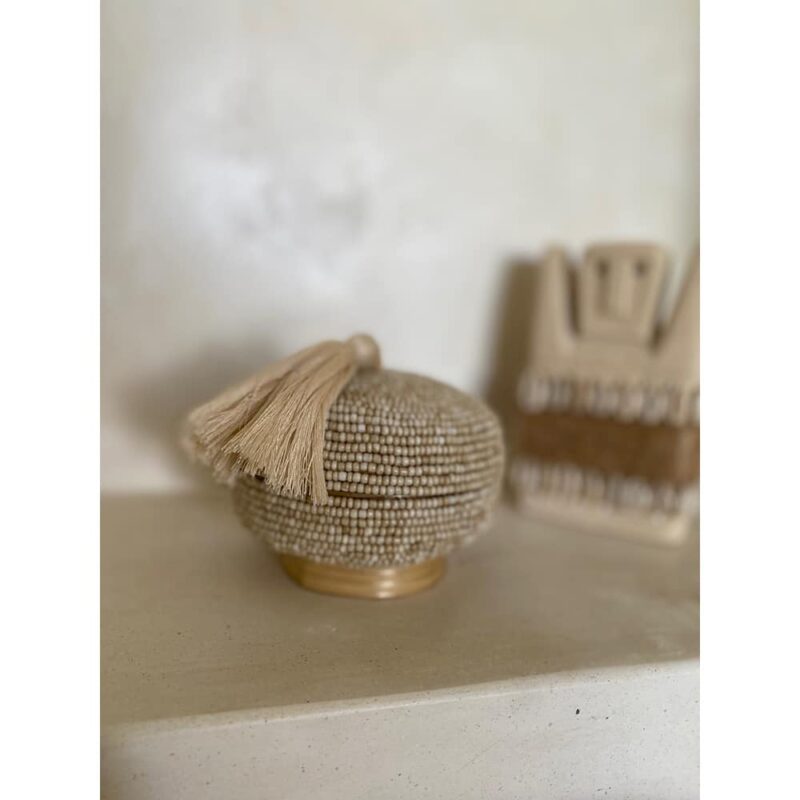 Petite boîte ronde beige avec pompon – Image 3