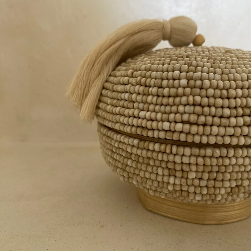 Petite boîte ronde beige avec pompon – Image 2