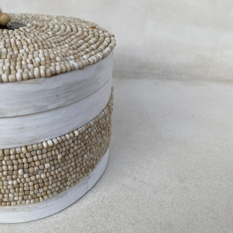 Boîte cylindrique en bambou & perles beiges – Image 2
