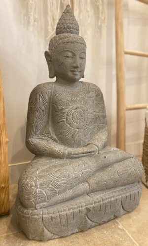 BouddHa assis avec gravures en pierre de rivière
