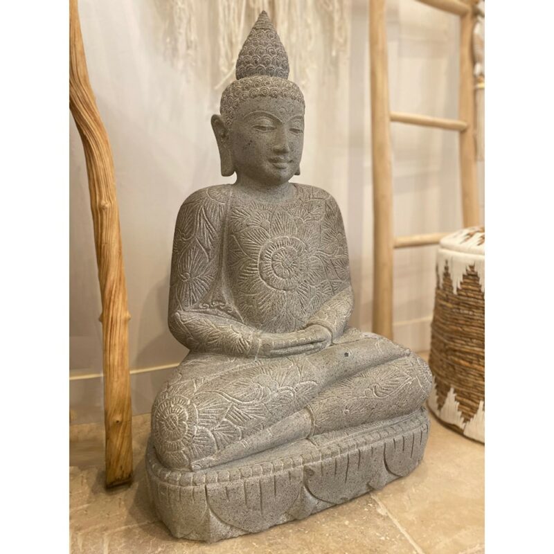 BouddHa assis avec gravures en pierre de rivière
