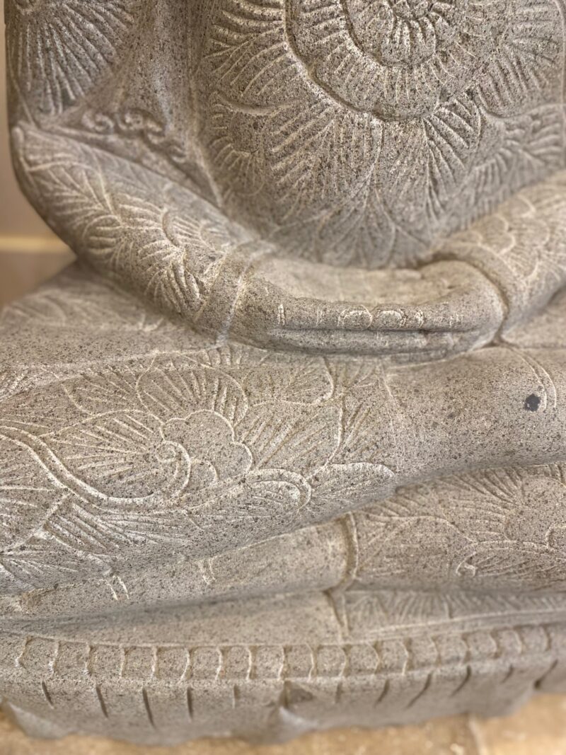 BouddHa assis avec gravures en pierre de rivière – Image 6