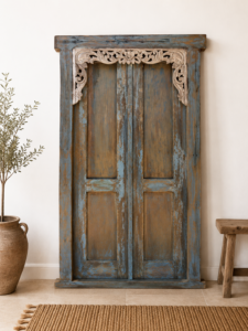 Porte décorative ancienne bleue sculptée en bois massif avec motifs artisanaux
