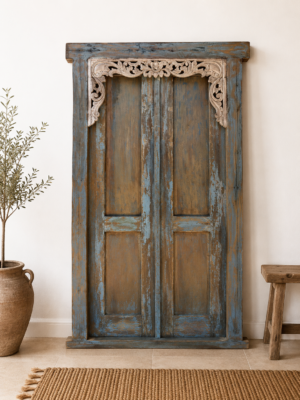 Porte décorative ancienne bleue sculptée en bois massif avec motifs artisanaux
