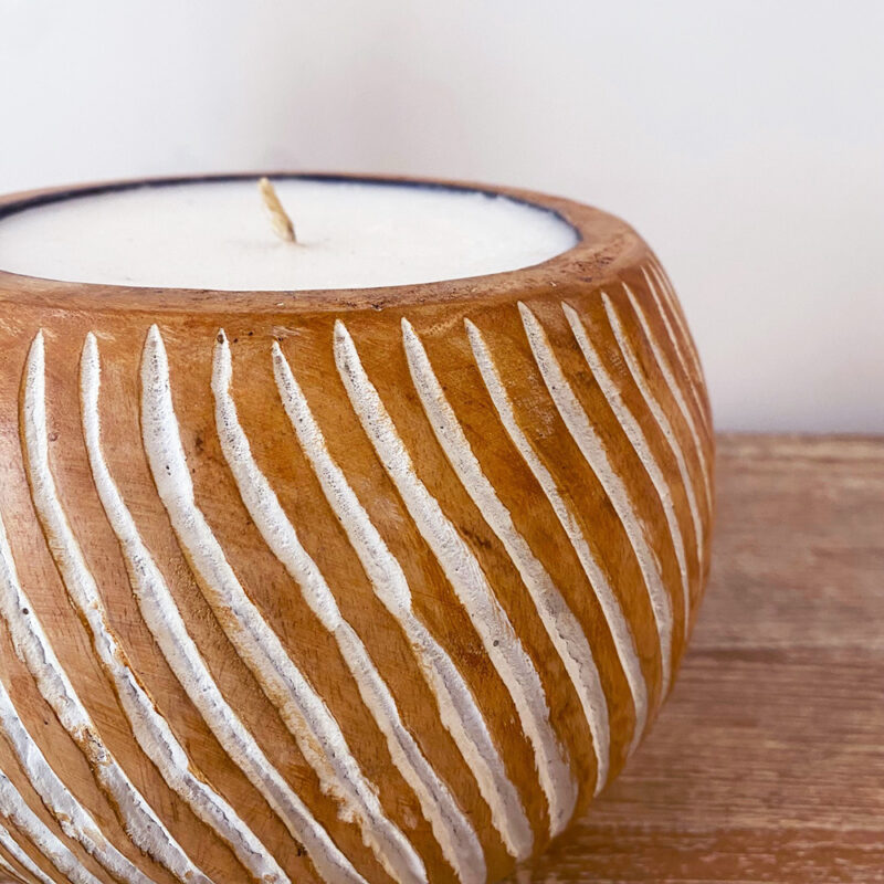 Grande bougie sculptée en bois – Image 2