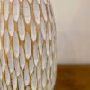 Vase en bois sculpté effet blanchi – Image 2