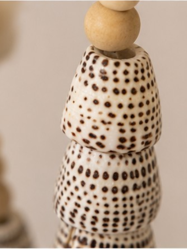 Zoom sur les détails des coquillages naturels assemblés à la main.
