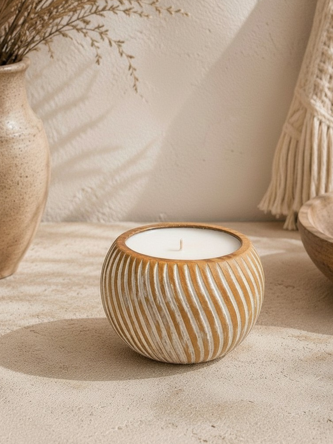 Bougie décorative en bois massif dans une ambiance chaleureuse et contemporaine.