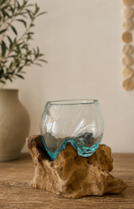 Vase en verre soufflé sur racine de teck recyclé décoration artisanale