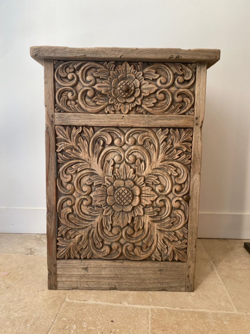 Petit meuble en bois sculpté – Image 2