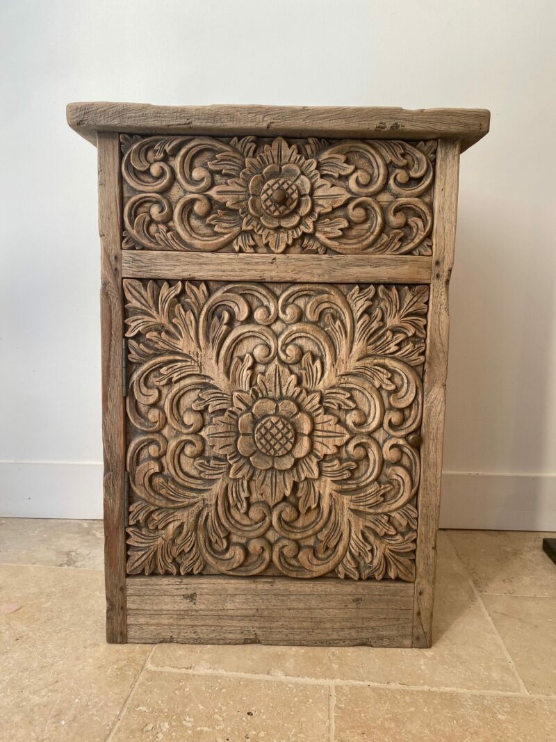 Petit meuble en bois sculpté – Image 2