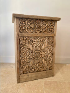chevet en bois sculpté
