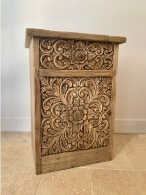chevet en bois sculpté