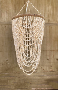 Lustre en coquillages blancs naturels suspendu avec longues cascades de coquillages artisanaux