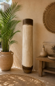 Tronc de palmier décoratif blanc cassé H120 cm dans une décoration bohème et méditerranéenne