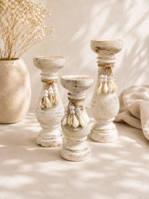Ensemble de bougeoirs en bois blanc patiné ornés de coquillages naturels dans une décoration bohème chic aux inspirations bord de mer.