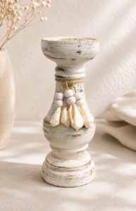 Bougeoir en bois blanc patiné décoré de coquillages naturels et perles en bois.