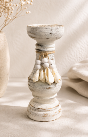 Bougeoir en bois blanc patiné décoré de coquillages naturels et perles en bois.