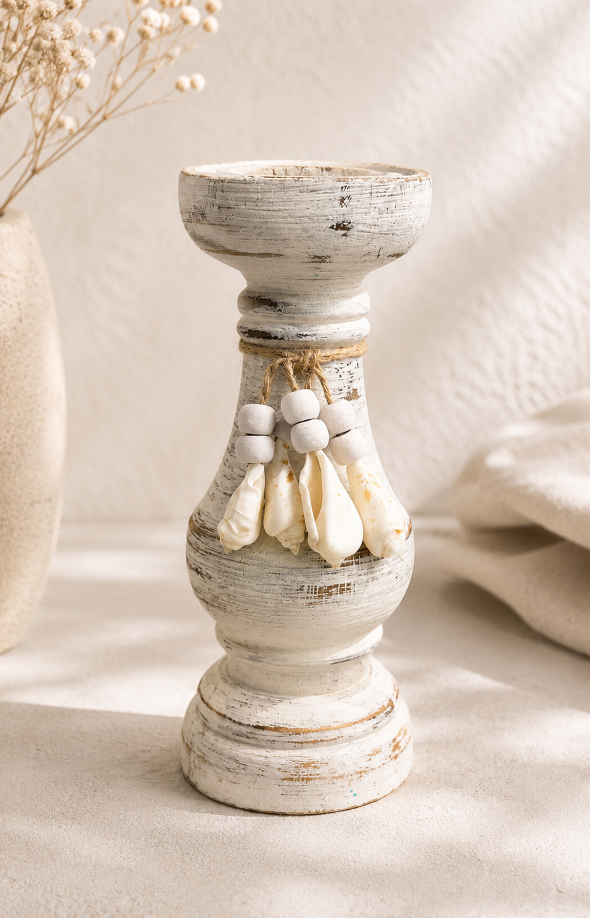 Bougeoir en bois blanc patiné décoré de coquillages naturels et perles en bois.