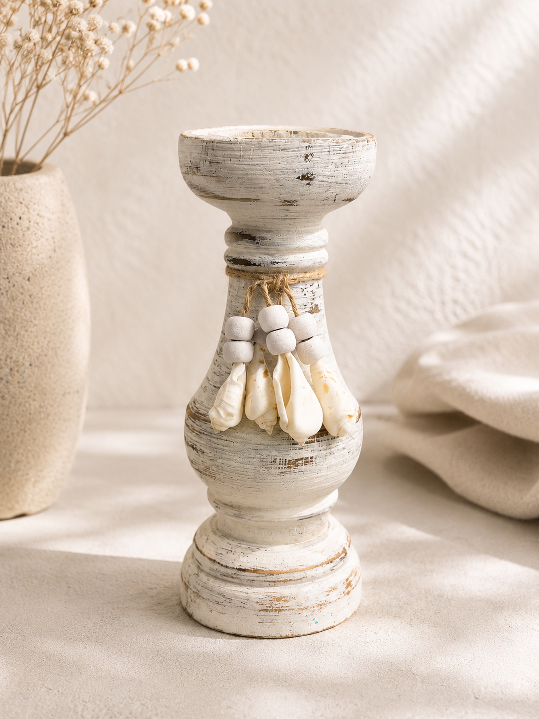 Bougeoir en bois blanc patiné décoré de coquillages naturels et perles en bois.
