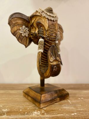 Statue d'éléphant en bois, coquillages & perles