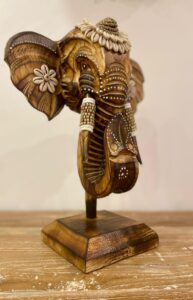 Statue d'éléphant en bois, coquillages & perles