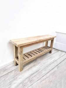 banc en bois avec étagère