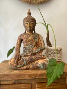 grand bouddha en bois coloré