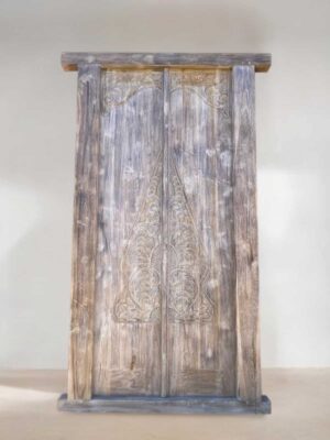 Porte décorative sculptée blanchie