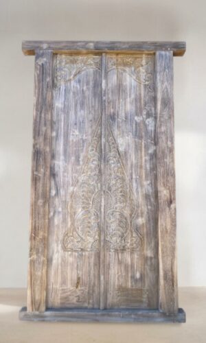 Porte décorative sculptée blanchie