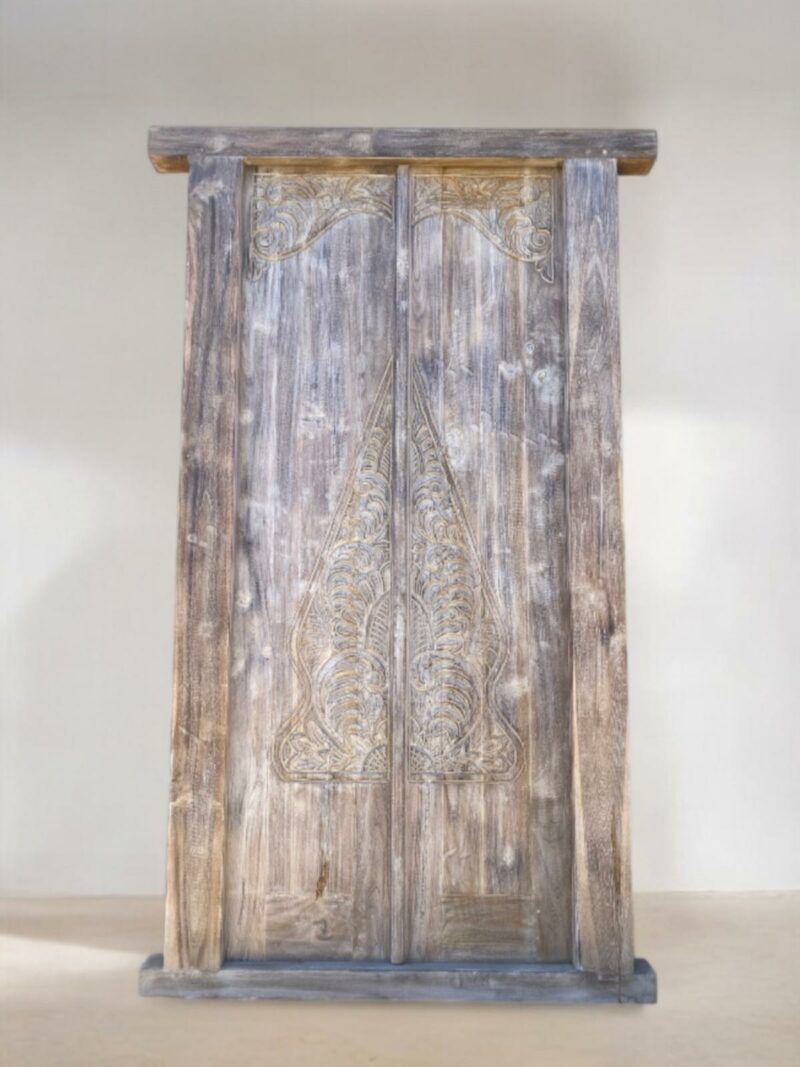 Porte décorative sculptée blanchie