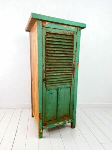 armoire avec persiennes