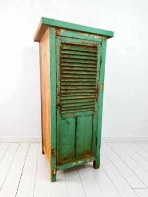 armoire avec persiennes
