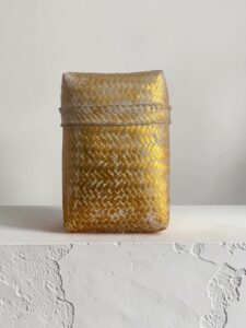 boite pour salle de bain dorée