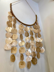 Décoration murale en nacre dorée irisée