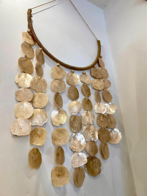 Décoration murale en nacre dorée irisée