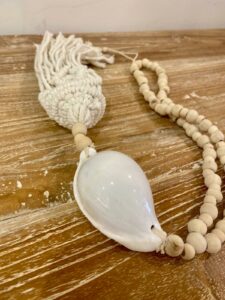 Suspension perles de bois, coquillage & macramé