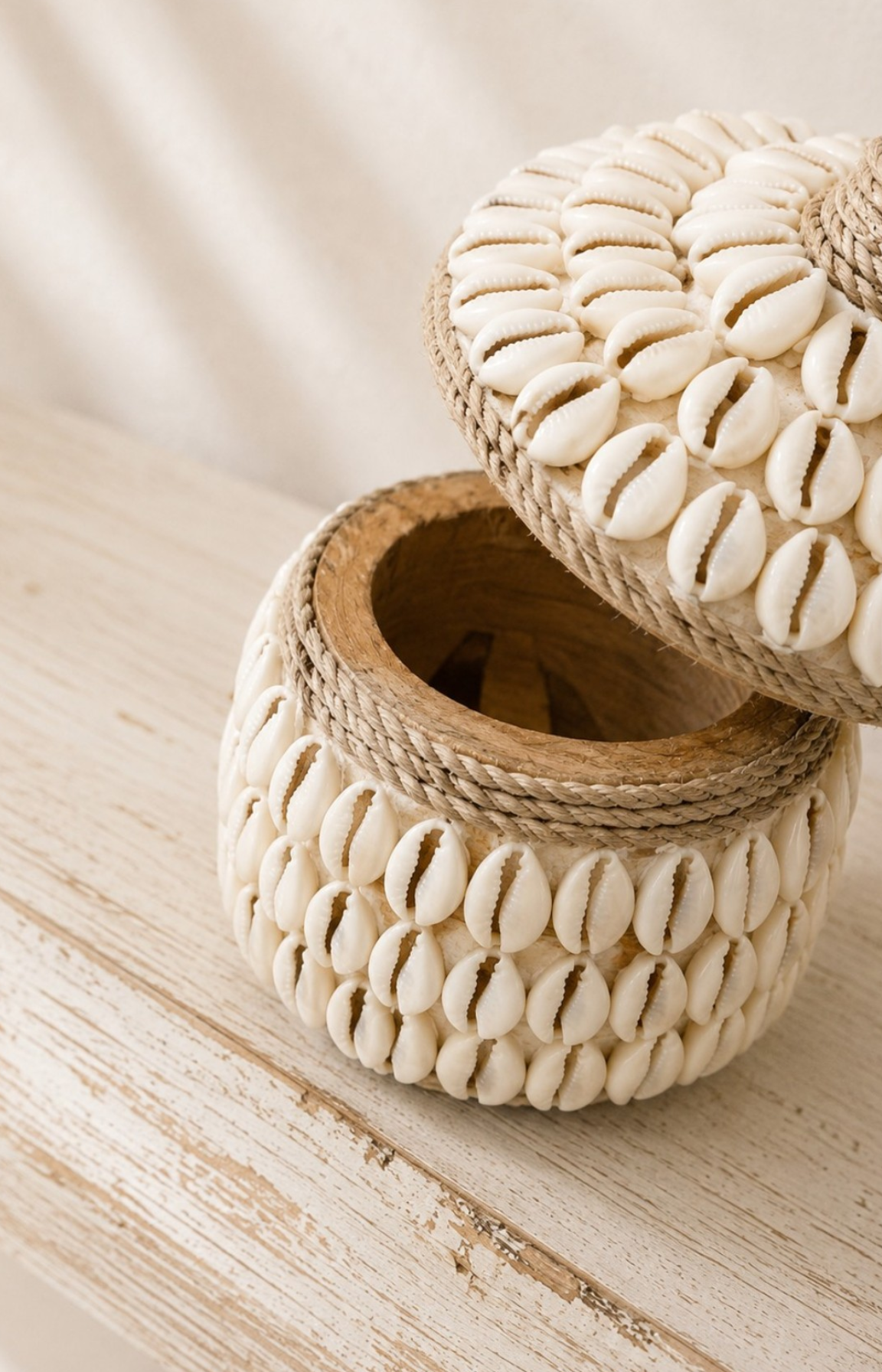 Boîte en bois décorative ouverte avec couvercle recouvert de coquillages cauris