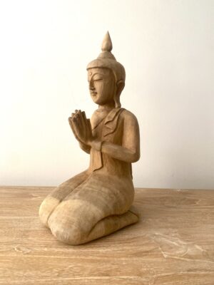 bouddha à genoux bois