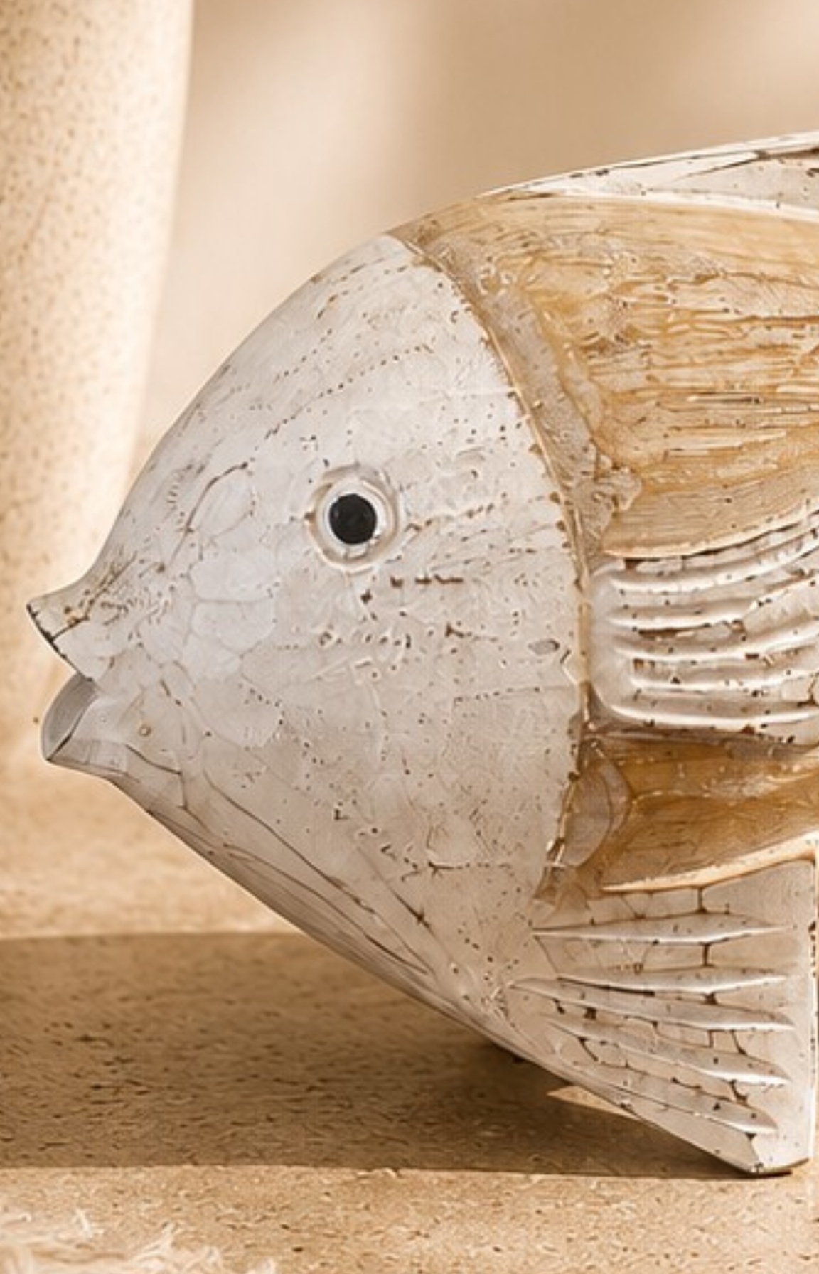 Détail sculpture poisson en bois sculpté artisanal finition blanche et naturelle