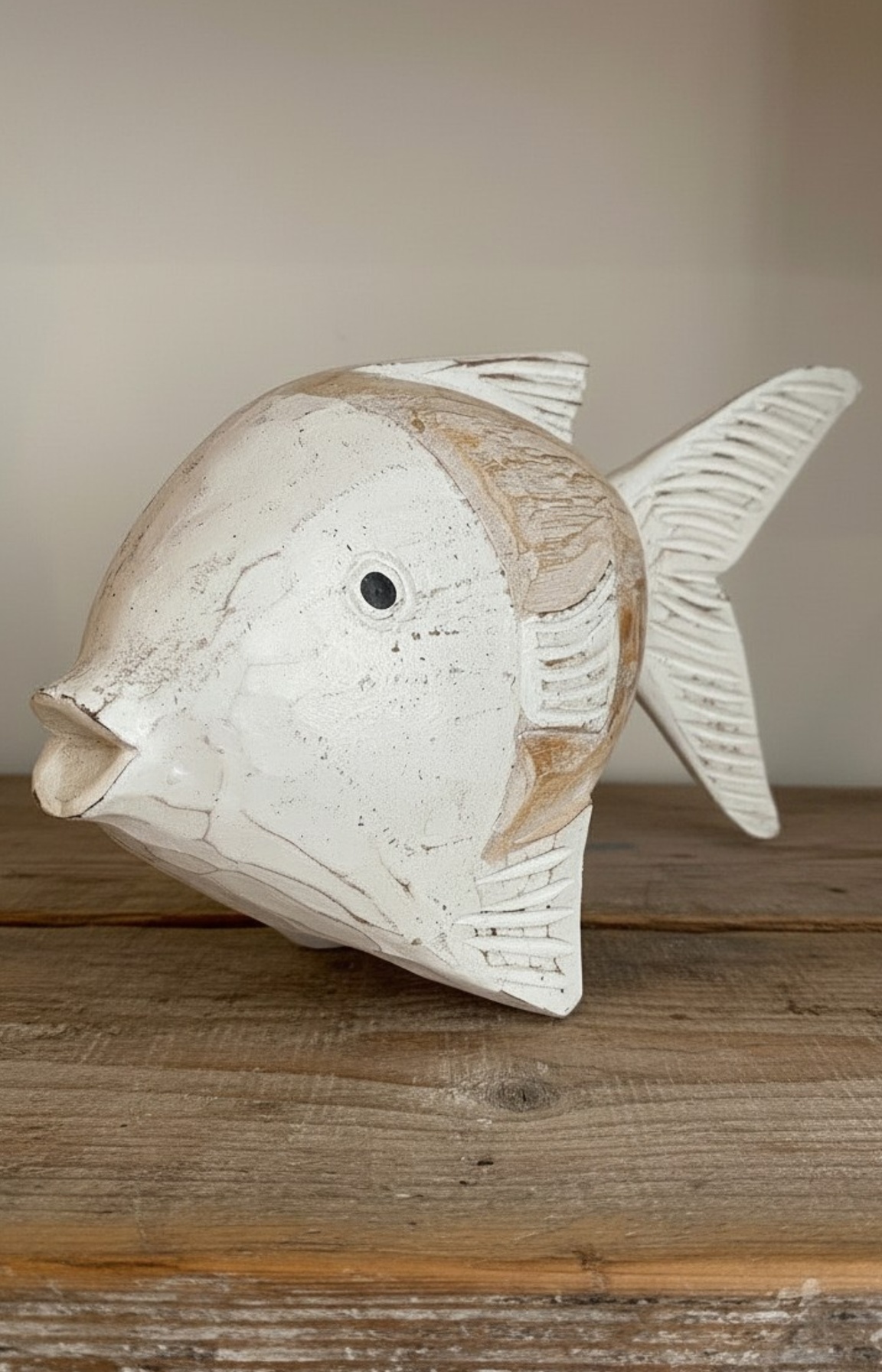 Sculpture poisson artisanale en bois patiné vue de trois quarts sur étagère en vieux bois blanc