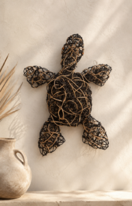 Grande tortue en rotin bicolore accrochée au mur dans une ambiance naturelle et bohème