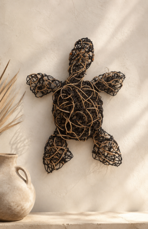 Grande tortue en rotin bicolore accrochée au mur dans une ambiance naturelle et bohème