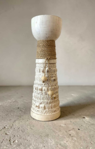 Bougeoir haut sculpté blanchi en bois