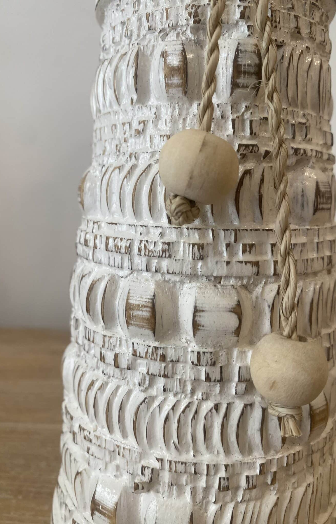 Bougeoir haut sculpté blanchi en bois – Image 2