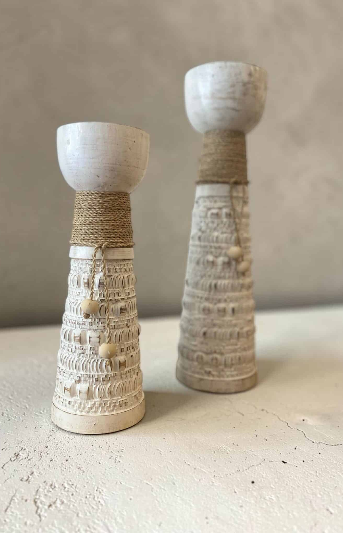 Bougeoir haut sculpté blanchi en bois – Image 3